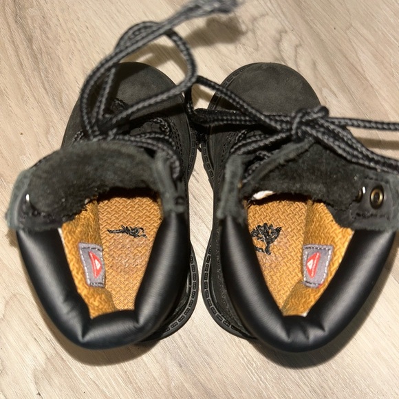 Timberland Black High-Top Boots with Sturdy Sole - Picture 5 of 7